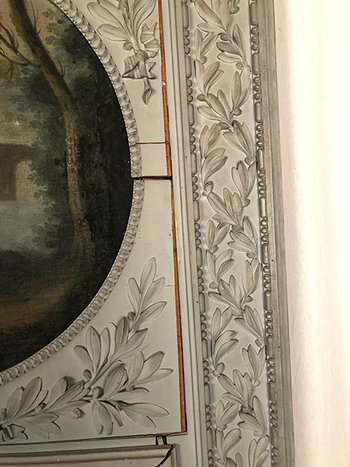 Grande sovramantello in legno laccato grigio, olio su tela nella parte superiore. XIX secolo