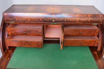 Cassettiera e scrivania intarsiata in stile inglese del XIX secolo con ghirlande