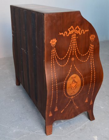 Cassettiera e scrivania intarsiata in stile inglese del XIX secolo con ghirlande