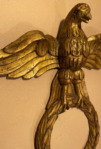 Aquila in legno intagliato e dorato.