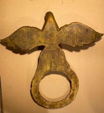 Aquila in legno intagliato e dorato.