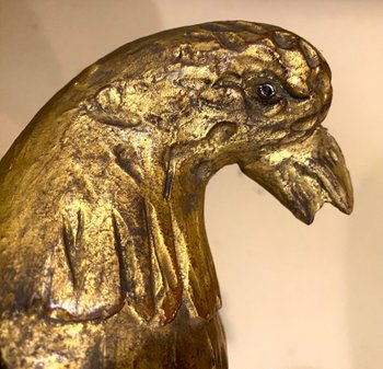 Aquila in legno intagliato e dorato.