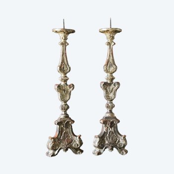 Coppia di candelabri in legno argentato Inizio XVIII secolo