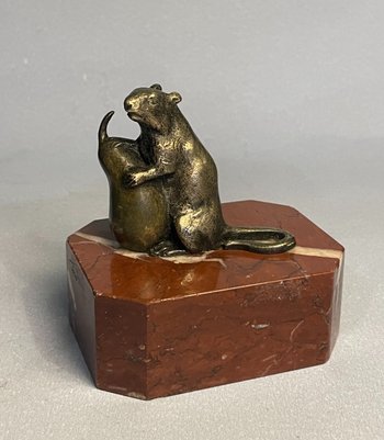 Topo con pera. Scultura in bronzo del XIX secolo