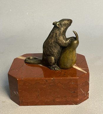 Topo con pera. Scultura in bronzo del XIX secolo