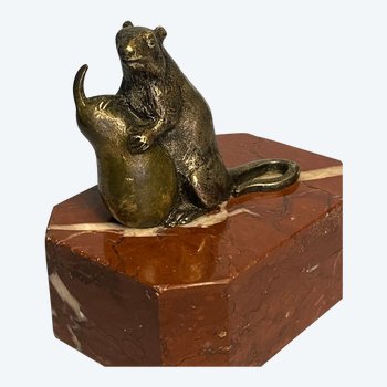 Maus mit einer Birne. Bronzeskulptur aus dem 19. Jahrhundert