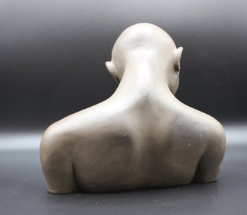 Sculpture en terre cuite jeune femme aux seins nus vers 1980