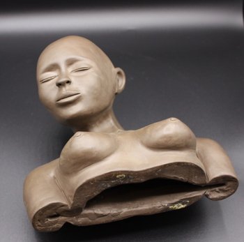 Sculpture en terre cuite jeune femme aux seins nus vers 1980