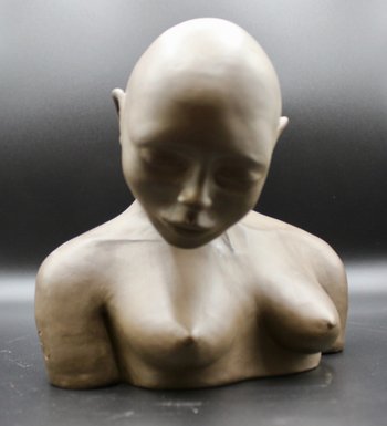 Sculpture en terre cuite jeune femme aux seins nus vers 1980