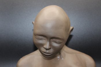 Sculpture en terre cuite jeune femme aux seins nus vers 1980