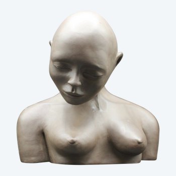 Sculpture en terre cuite jeune femme aux seins nus vers 1980