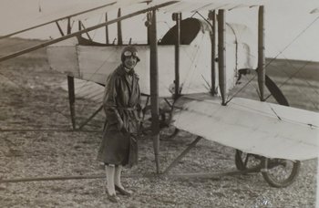 Deux Albums De Photos d'Aviation, Maryse Bastié Et Autres Aviateurs Vers 1920