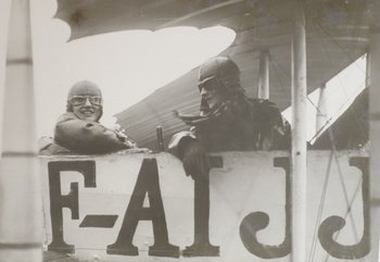 Deux Albums De Photos d'Aviation, Maryse Bastié Et Autres Aviateurs Vers 1920