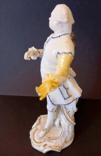 Figurine En Porcelaine: Allemagne XIXème Siècle.