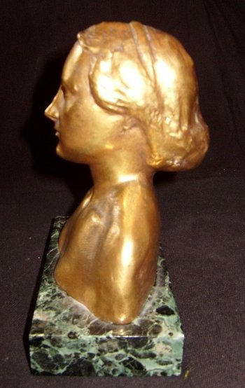 Busto di giovane donna, firmato Bourceret