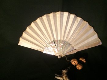 Napoleon III-Fächer aus Perlmutt und bestickter Seide