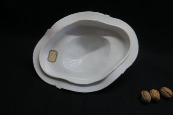 Important soup tureen and its presentation dish in Eastern earthenware