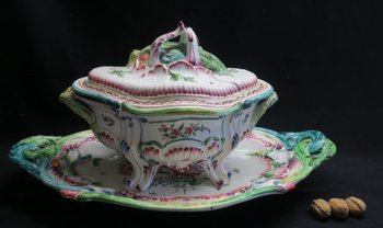 Important soup tureen and its presentation dish in Eastern earthenware