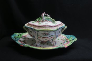Important soup tureen and its presentation dish in Eastern earthenware