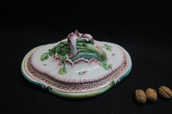 Important soup tureen and its presentation dish in Eastern earthenware