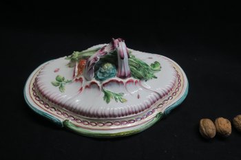 Important soup tureen and its presentation dish in Eastern earthenware