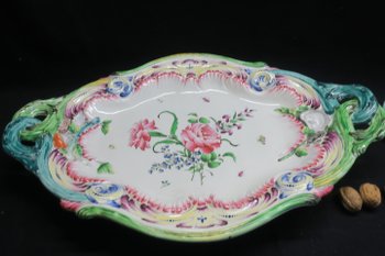 Important soup tureen and its presentation dish in Eastern earthenware