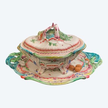 Important soup tureen and its presentation dish in Eastern earthenware