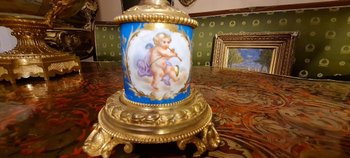 Sèvres-Porzellanuhr, vergoldete Bronzemontierung von Napoleon III