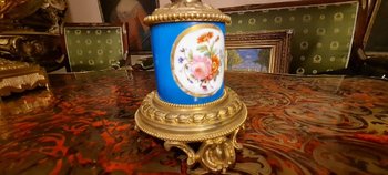 Sèvres-Porzellanuhr, vergoldete Bronzemontierung von Napoleon III