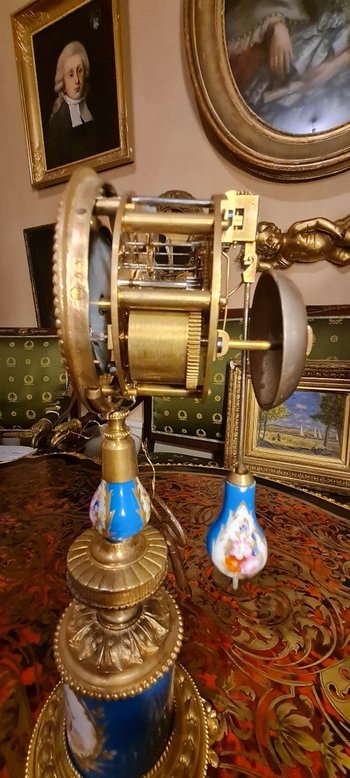 Sèvres-Porzellanuhr, vergoldete Bronzemontierung von Napoleon III
