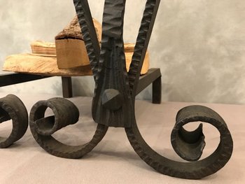 Paar schwarze Eisenböcke im Jugendstil im Stil von Schenck