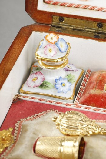 Scatola da cucito in legno di palissandro impiallacciato, oro e argento, XIX secolo