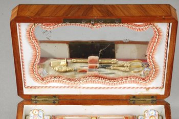 Scatola da cucito in legno di palissandro impiallacciato, oro e argento, XIX secolo