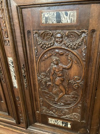 RENAISSANCE BUFFET MIT ZWEI LEICHEN IN NUSSBAUM Ende des 18. Jahrhunderts