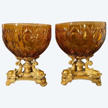 PAIRE D'IMPORTANTS COUPES EN CRISTAL DE BOHÈME TAILLÉ FUMÉ ET BRONZE DORÉ