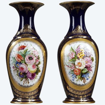 Paire de grands VASES en porcelaine