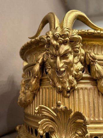 IMPORTANTE JARDINIERE DE TABLE XIXème bronze doré Napoléon à décor de mascarons