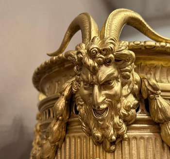 IMPORTANTE JARDINIERE DE TABLE XIXème bronze doré Napoléon à décor de mascarons
