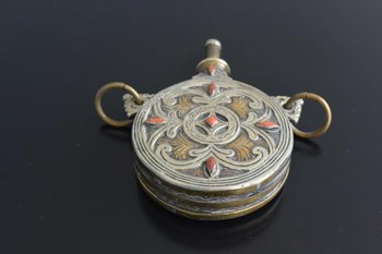 Militaria - Poire à Poudre En Laiton Repoussé Orientale