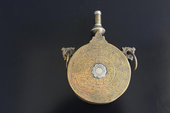 Militaria - Poire à Poudre En Laiton Repoussé Orientale