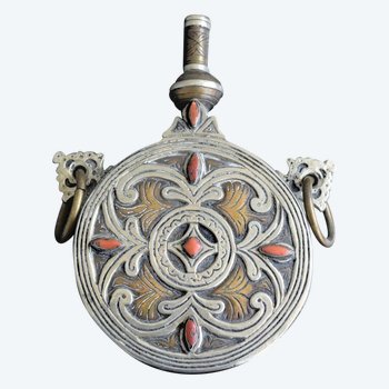 Militaria - Poire à Poudre En Laiton Repoussé Orientale