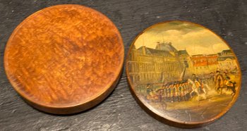 Small round box decorated with a military scene