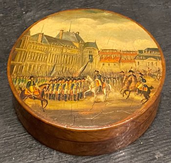 Small round box decorated with a military scene