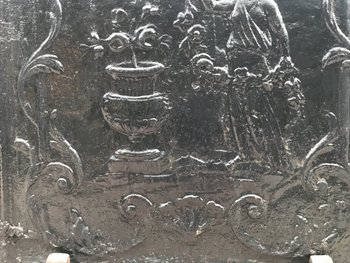 Plaque De Cheminée Ancienne En Fonte Noircie D’époque 18 ème