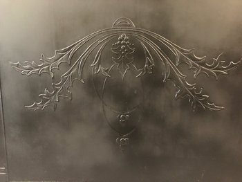 Kaminschirm aus bemaltem Blech aus der Zeit um 1900