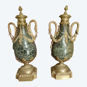 Paire De Pot Couvert En Marbre Et Bronze Style Louis XVI