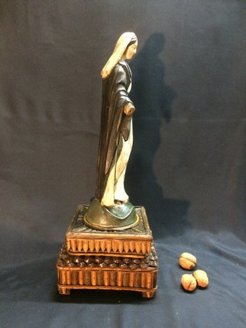 Vergine in legno intagliato su supporto in legno nero.