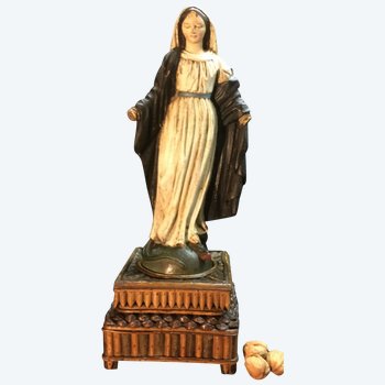 Vierge en bois sculpté sur son support de la forêt noire .