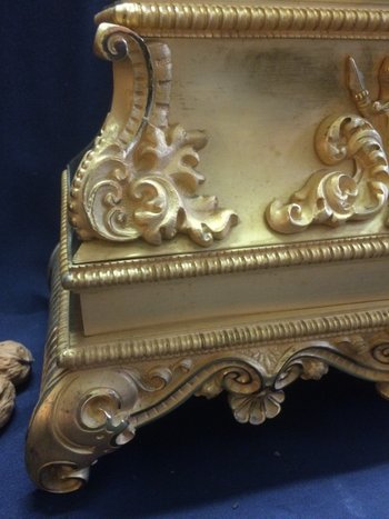 Royal" clock in gilded bronze, 44 cm high