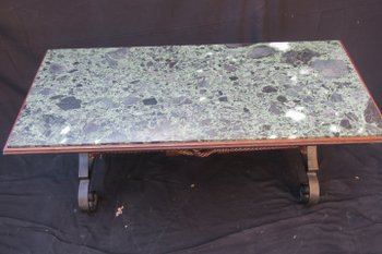 table basse en fer forgé doré et marbre
